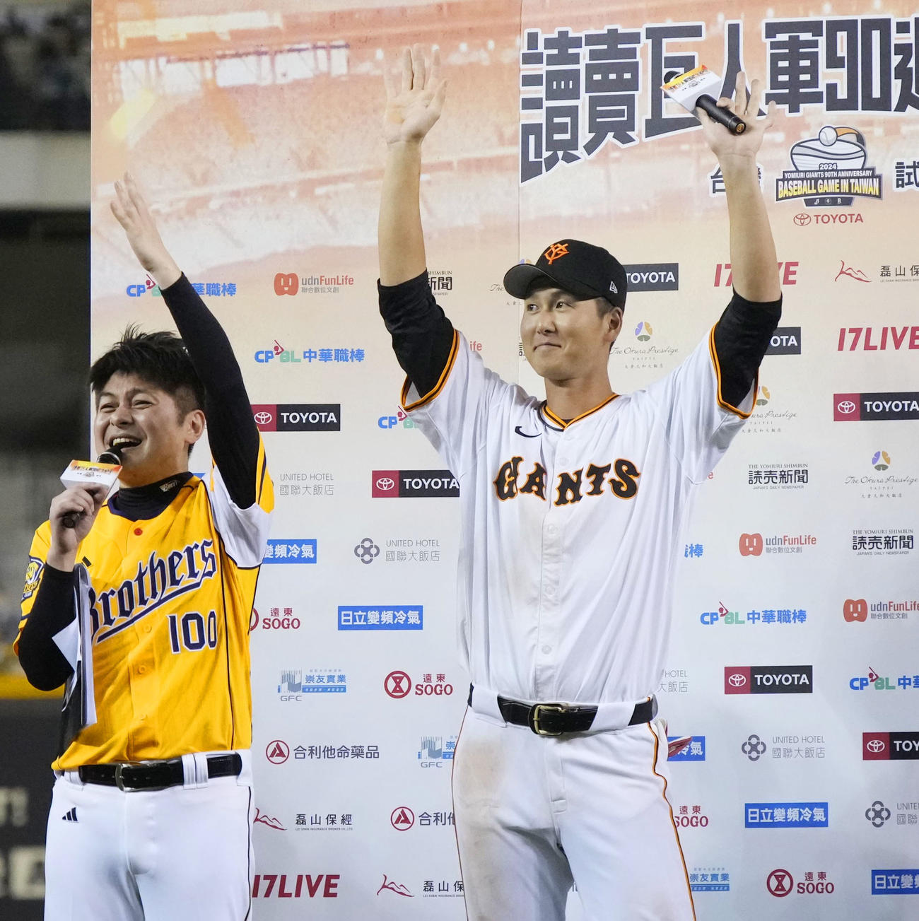 両手を上げて声援に応える巨人秋広（共同）