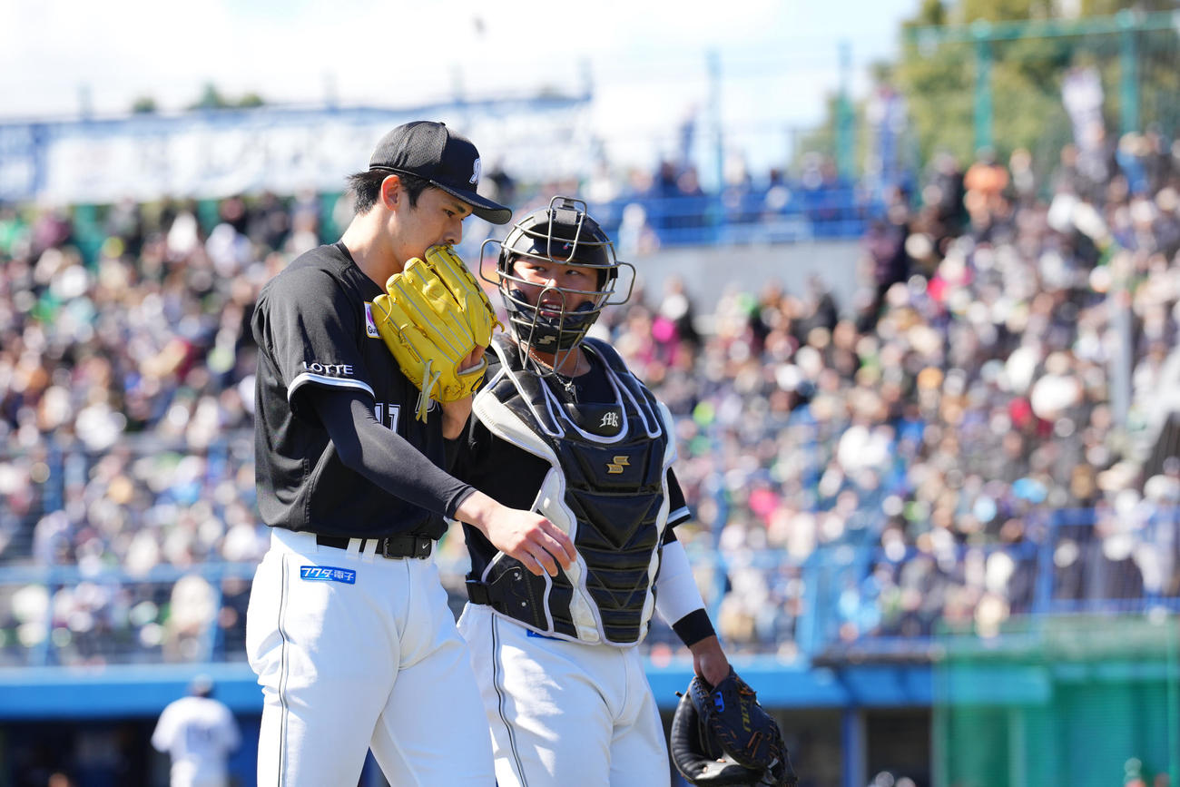 西武対ロッテ　1回裏の登板を終え1失点のロッテ先発の佐々木（左）は松川と言葉を交わす（撮影・垰建太）