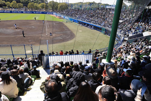 西武対ロッテ　多くのファンの視線が注がれるロッテ先発の佐々木朗（撮影・垰建太）