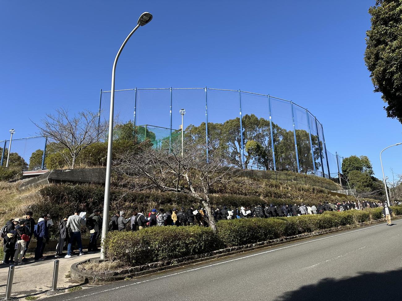 西武対ロッテ　試合前、入場を待つファンの長蛇の列が球場の外まで伸びる春野総合運動公園野球場（撮影・垰建太）