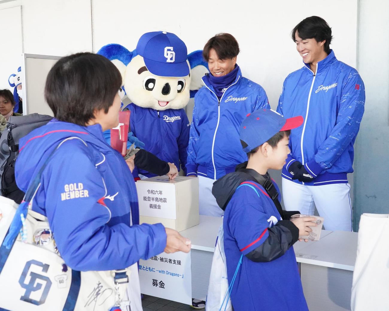 中日対ヤクルト　試合前、会場入り口で能登半島地震・被災者支援の募金を呼びかける柳（奥・中央）ら中日ナイン（撮影・森本幸一）