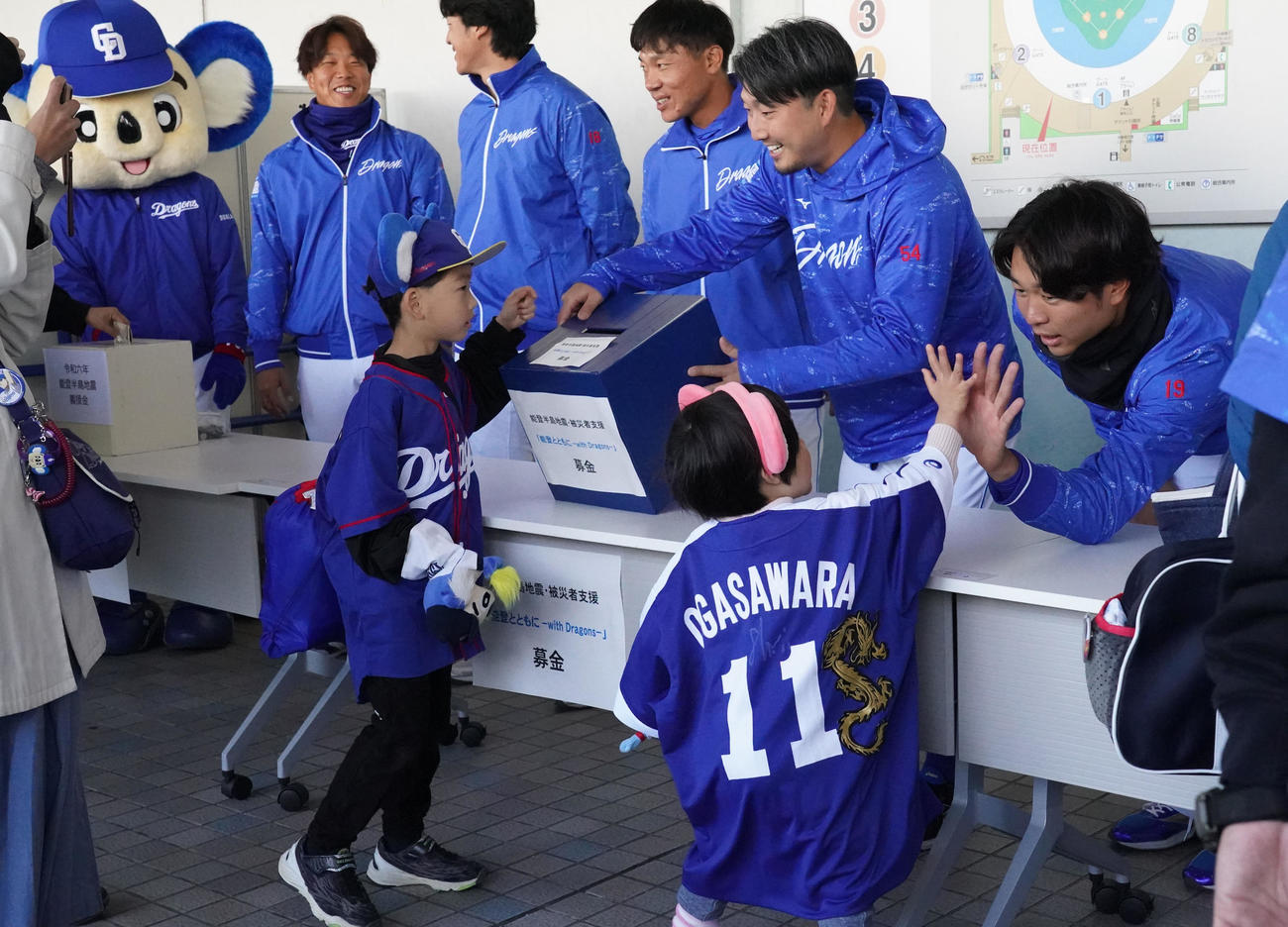 中日対ヤクルト　試合前、会場入り口で能登半島地震・被災者支援の募金を呼びかけタッチを交わす高橋宏（右）ら中日ナイン（撮影・森本幸一）