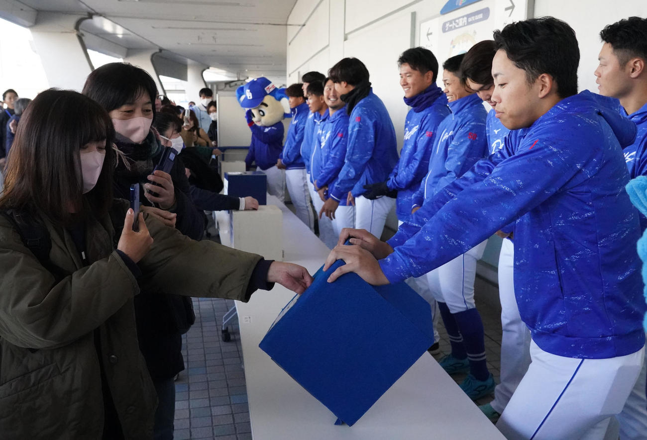 中日対ヤクルト　試合前、会場入り口で能登半島地震・被災者支援の募金を呼びかける岡林（右）ら中日ナイン（撮影・森本幸一）