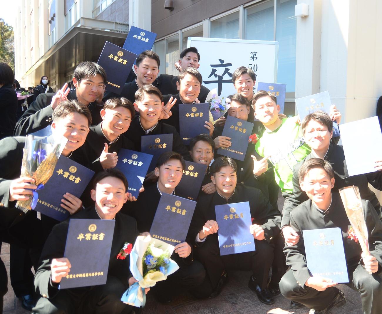 野球部の仲間と笑顔で記念撮影に収まるヤクルト鈴木（前列中央右）