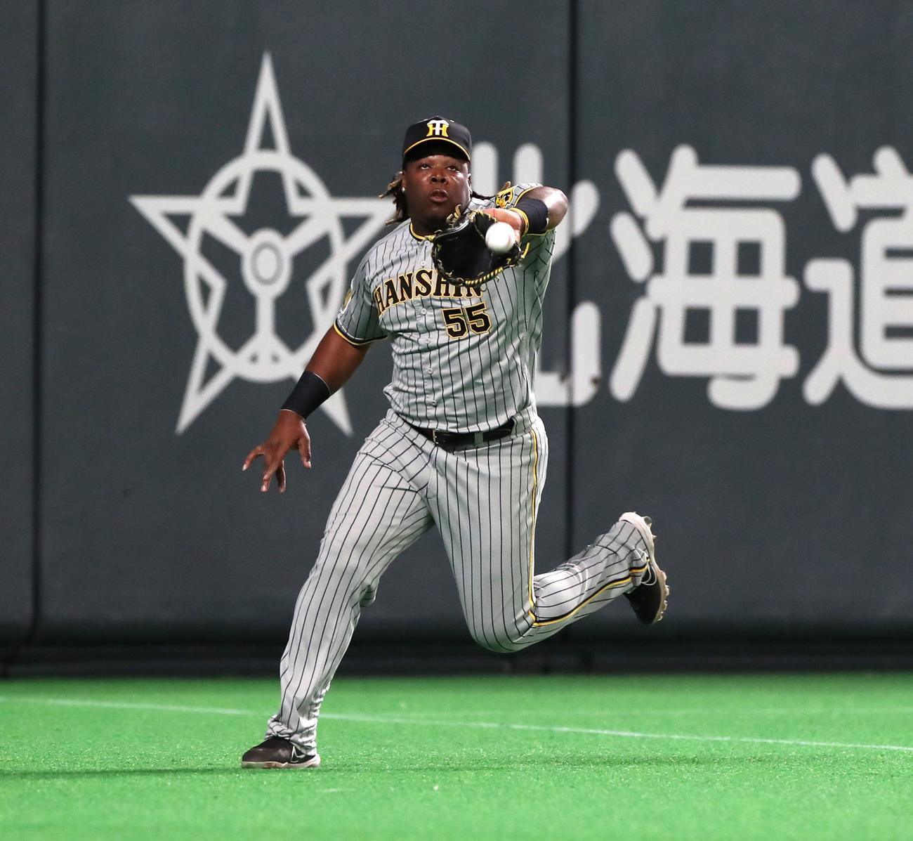 日本ハム対阪神　3回裏日本ハム無死、今川の邪飛を捕球するミエセス（撮影・黒川智章）