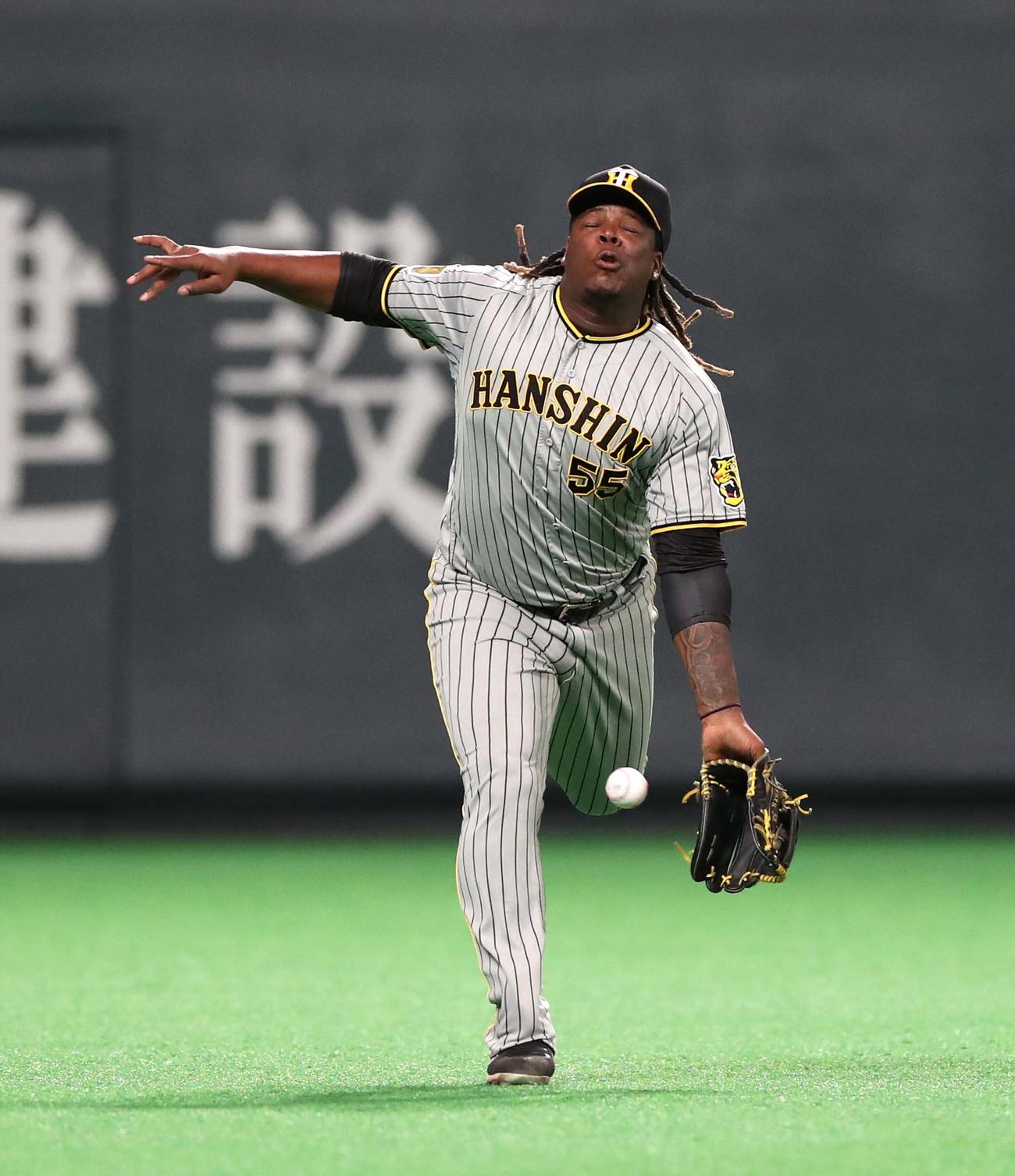 3月2日、日本ハム浅間の左前打の打球を阪神ミエセスが大きくはじく