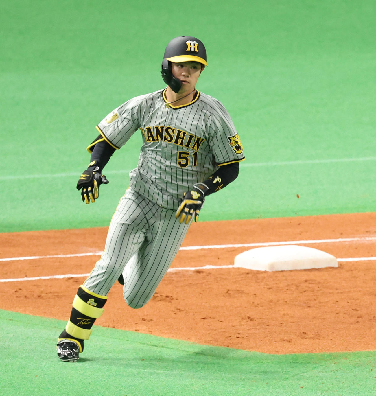 日本ハム対阪神　4回表阪神無死一塁、適時二塁打を放ち二塁に向かう中野（撮影・佐藤翔太）