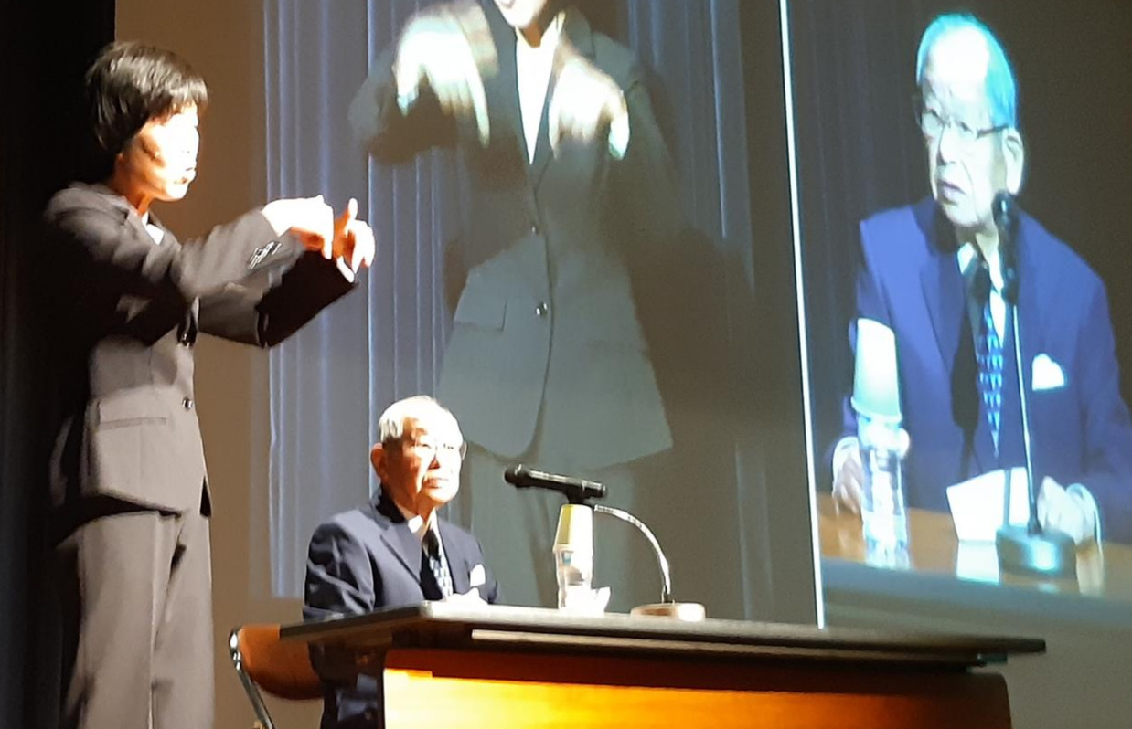 奈良県内で聴覚障害者を前に講演した元阪神監督・吉田義男氏（撮影・寺尾博和）