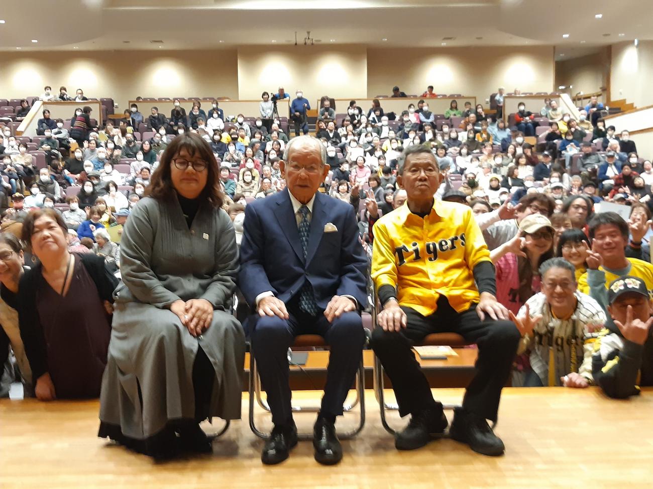 奈良県聴覚障害者協会主催講演を終えて同会・山田知子会長（左）と実行委員会会長・吉田明夫氏（右）に囲まれる吉田義男氏（撮影・寺尾博和）