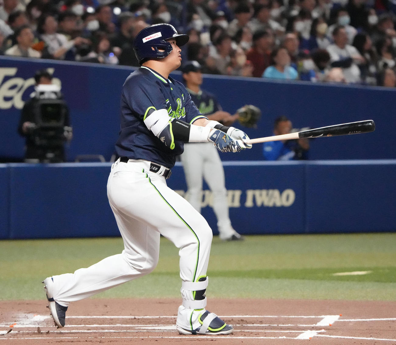 中日対ヤクルト　1回表ヤクルト2死一塁、右越え2点本塁打を放つ村上（撮影・森本幸一）
