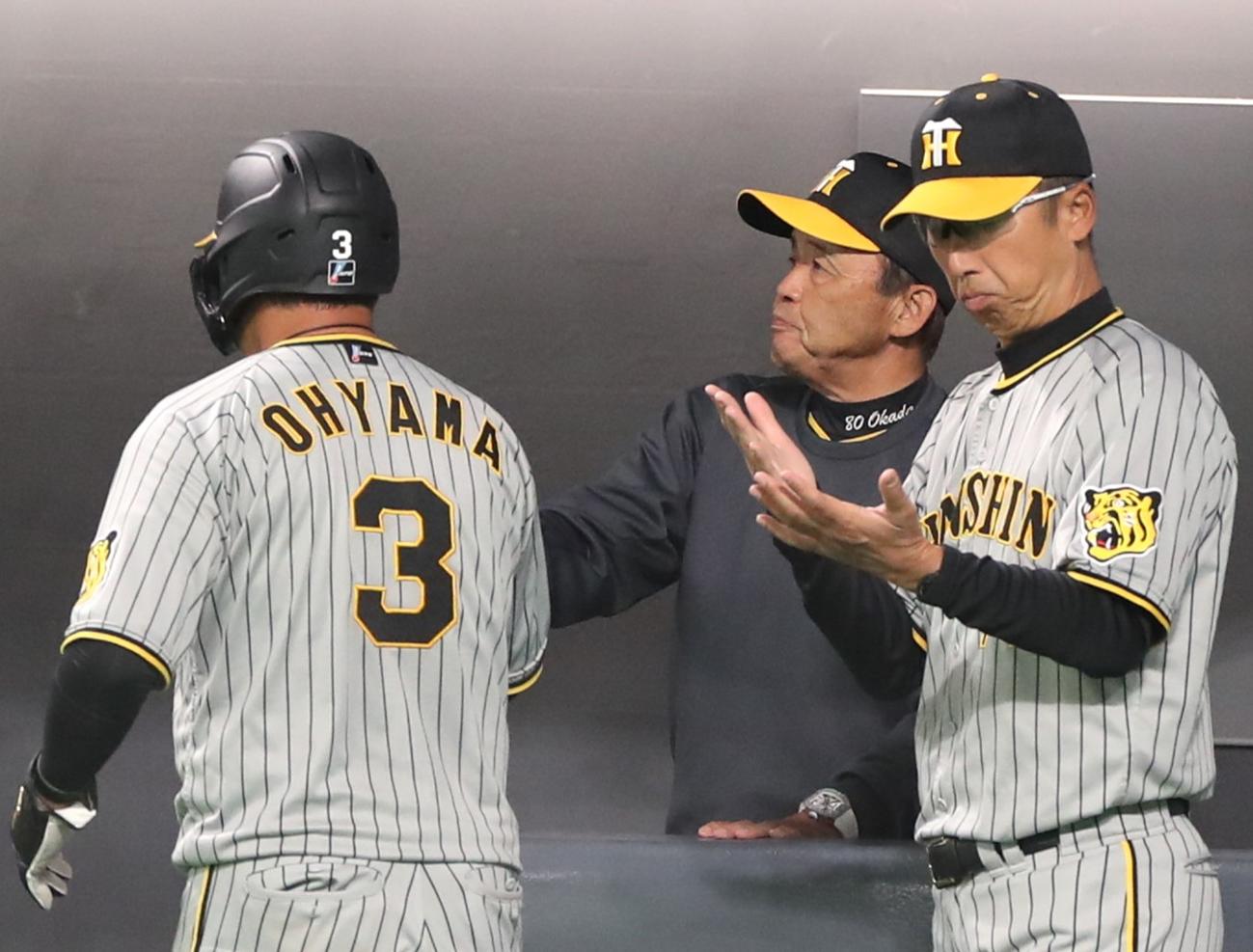 日本ハム対阪神　6回表、生還した大山を出迎える岡田監督（中央）（撮影・黒川智章）
