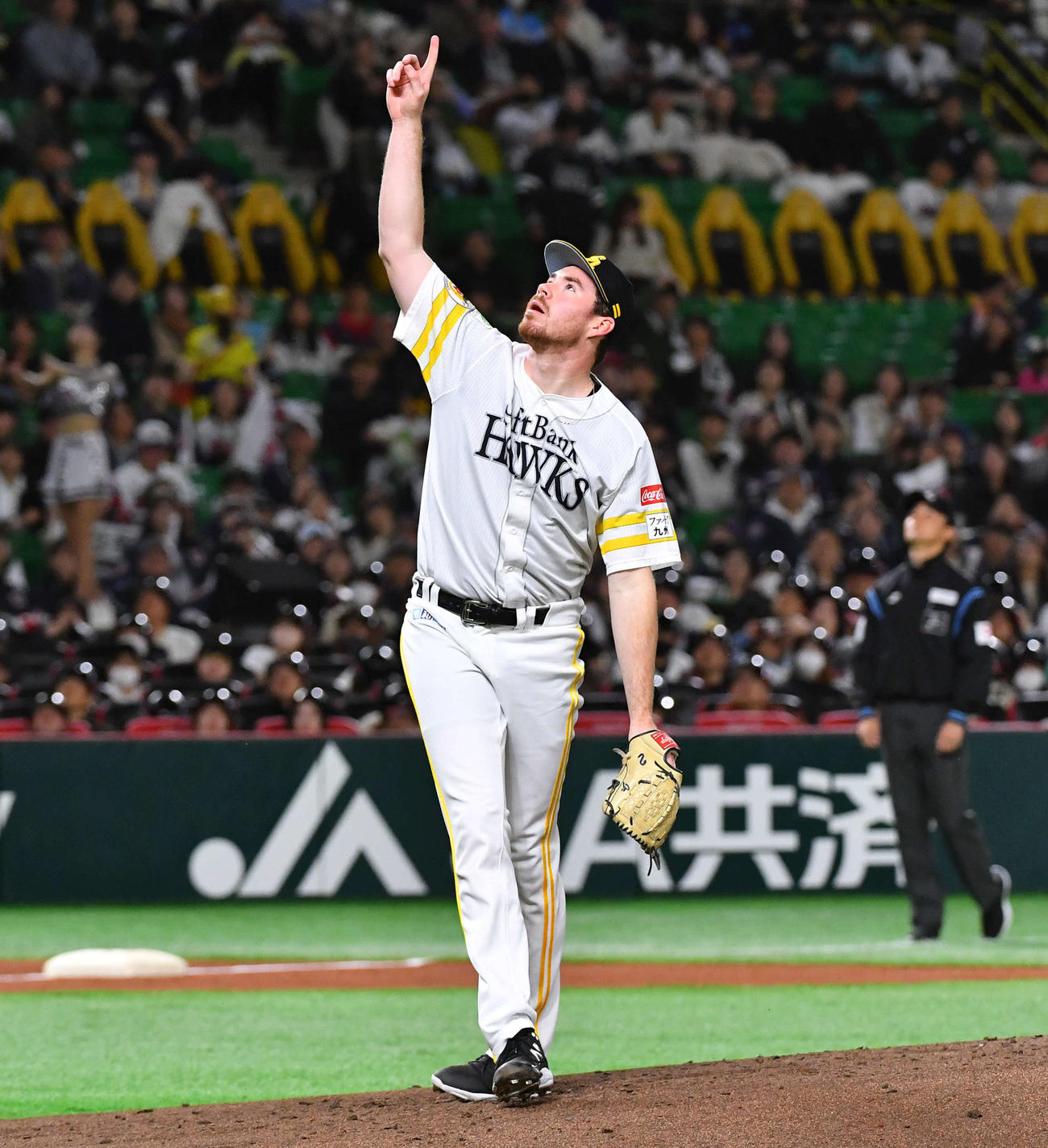ソフトバンク対韓国・斗山ベアーズ　3回表斗山ベアーズ2死、ジョン・スビンを打ち取り、打球を指さすスチュワート（撮影・岩下翔太）