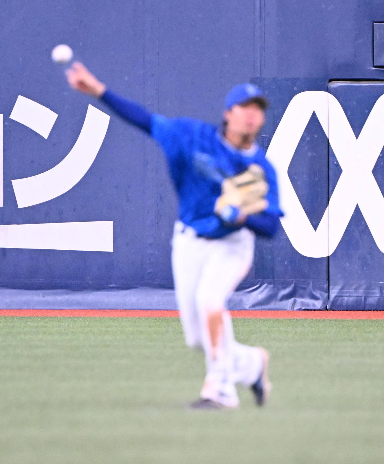 オリックス対DeNA 5回裏オリックス1死一、二塁、セデーニョの右前打を捕球し素早く本塁で二塁走者大城を本塁補殺する右翼手度会（撮影・和賀正仁）