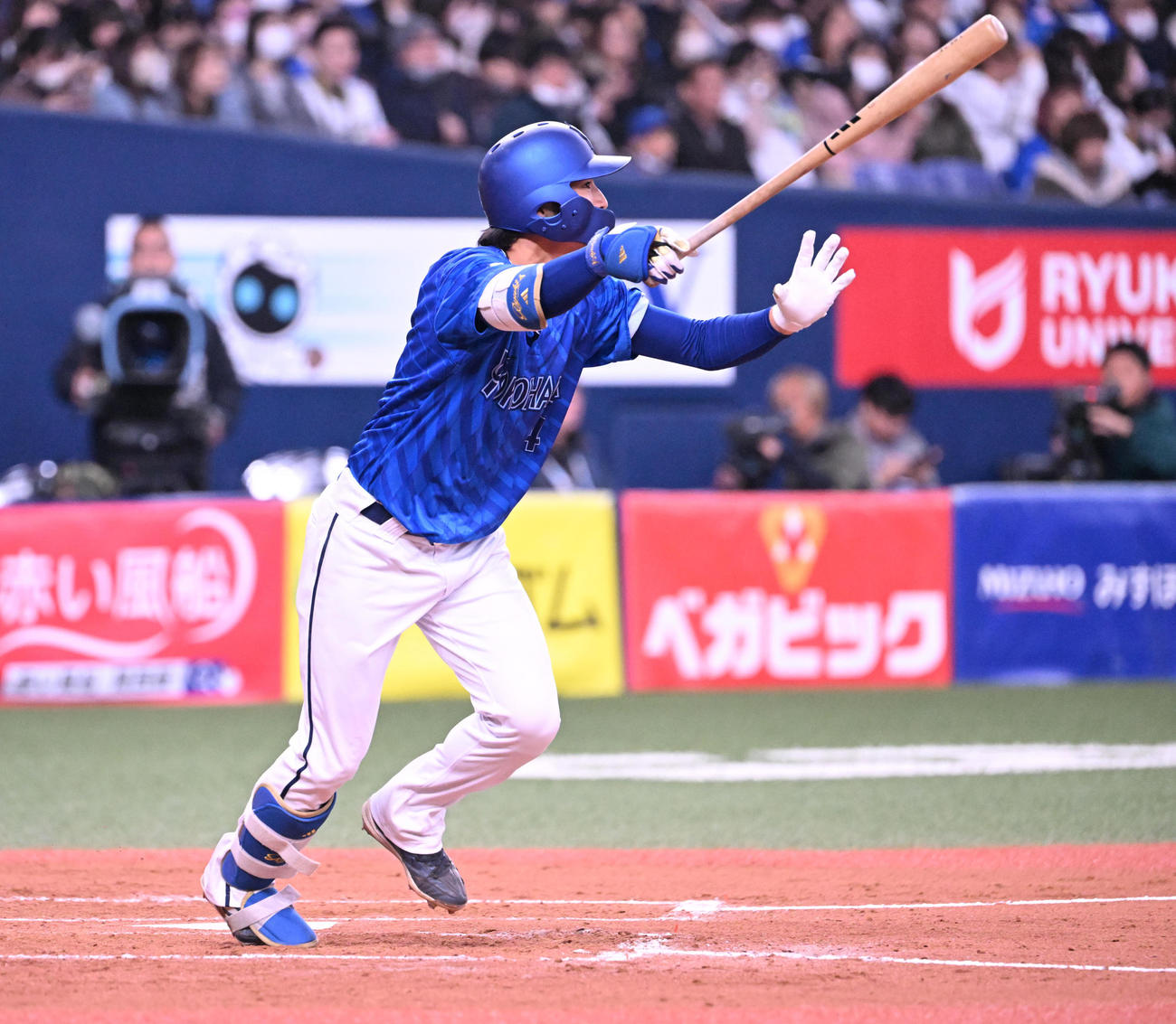 オリックス対DeNA 3回表DeNA1死、右前打を放つ度会（撮影・和賀正仁）