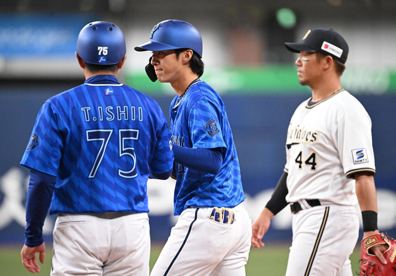 オリックス対DeNA 3回表DeNA1死、右前打を放った度会（撮影・和賀正仁）