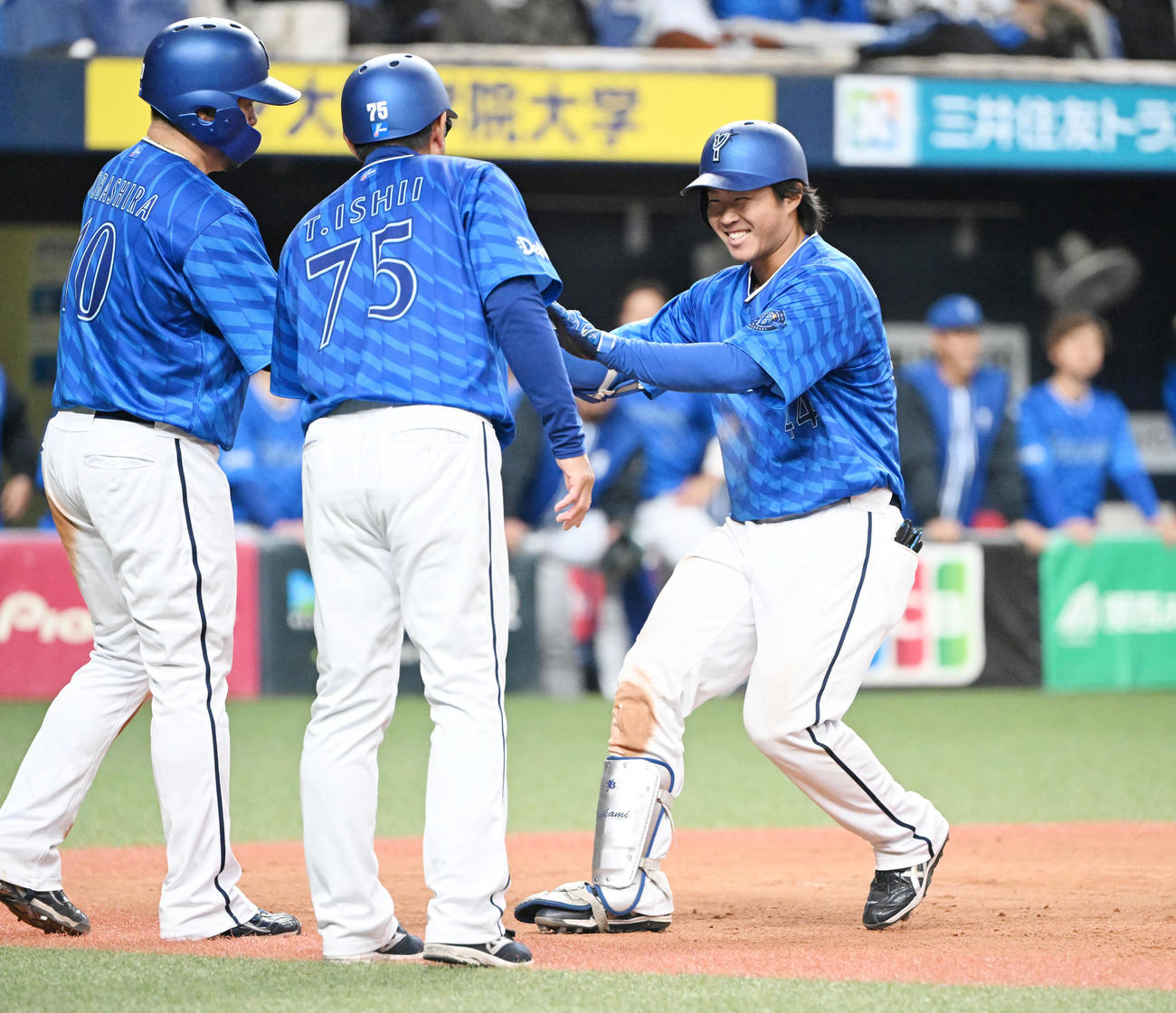 オリックス対DeNA 7回表DeNA2死二塁、右越えに同点2点本塁打を放ち戸柱（左）らに迎えられる石上（撮影・和賀正仁）