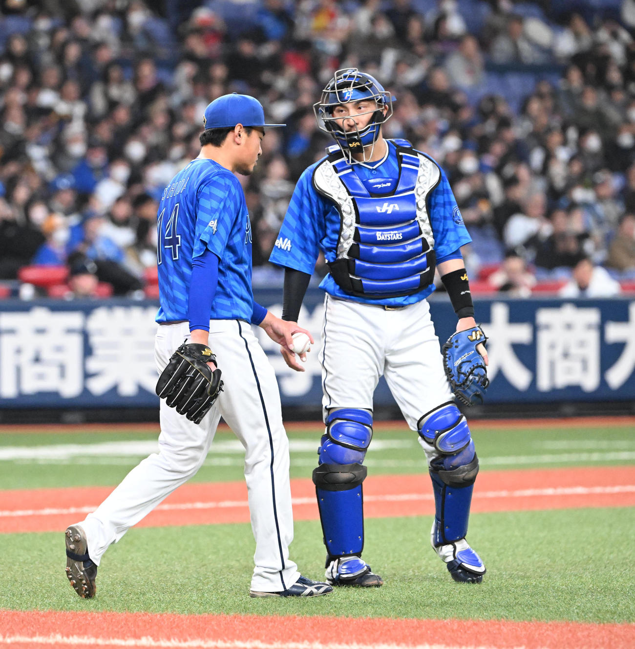 オリックス対DeNA 2回裏オリックス無死一、二塁、中川圭に適時二塁打を浴びた石田健、右は伊藤（撮影・和賀正仁）