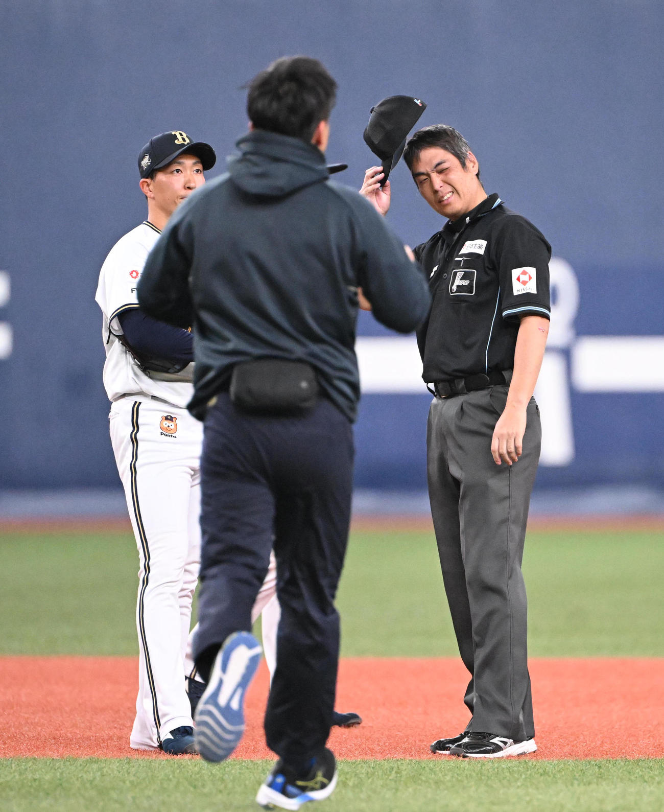 オリックス対DeNA 8回表DeNA無死一塁、勝又の打球を追った遊撃手宜保と接触、顔をしかめる二塁白井塁審（撮影・和賀正仁）