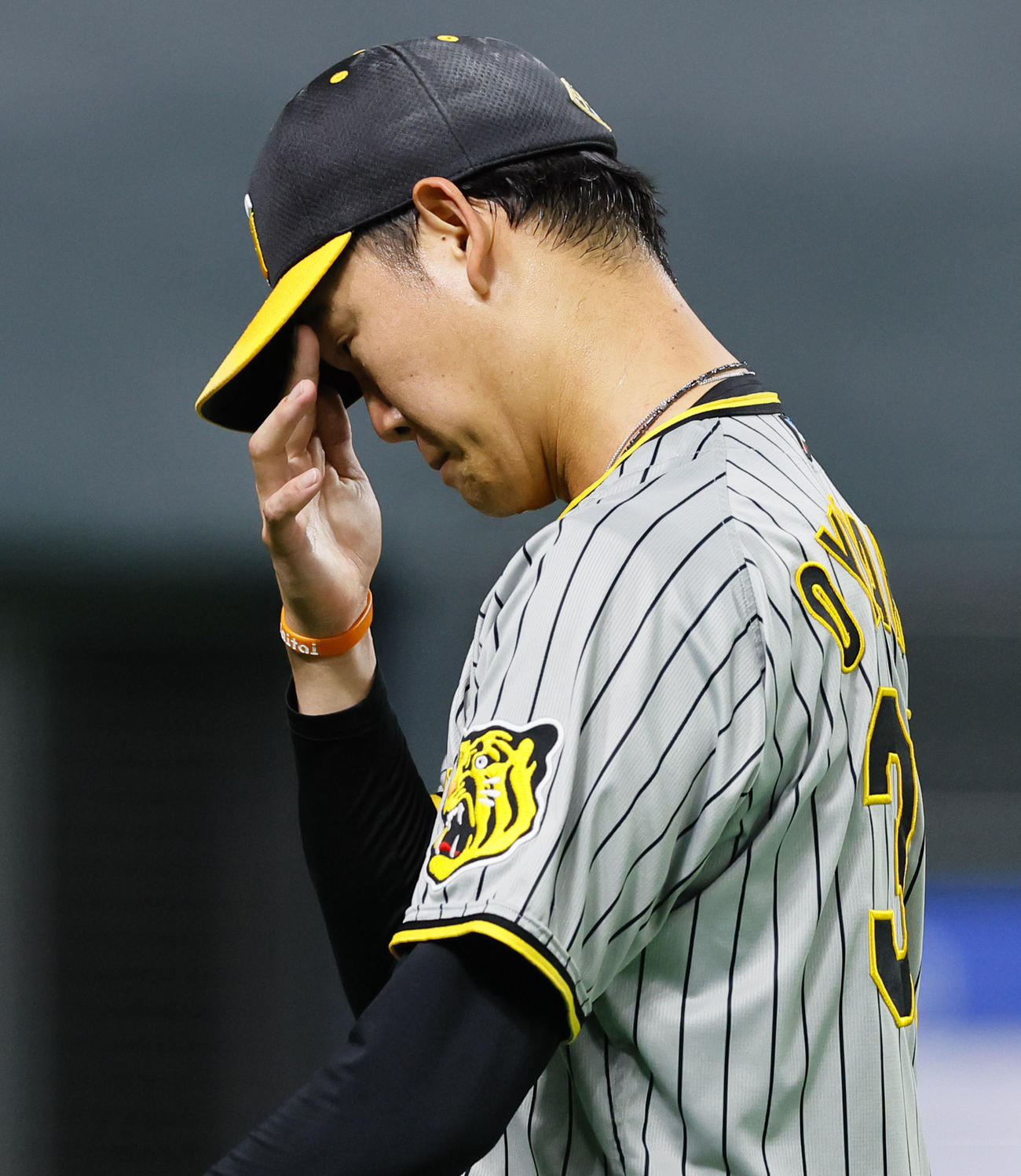 日本ハム対阪神　7回に5失点し、ベンチに戻る阪神及川（撮影・藤尾明華）