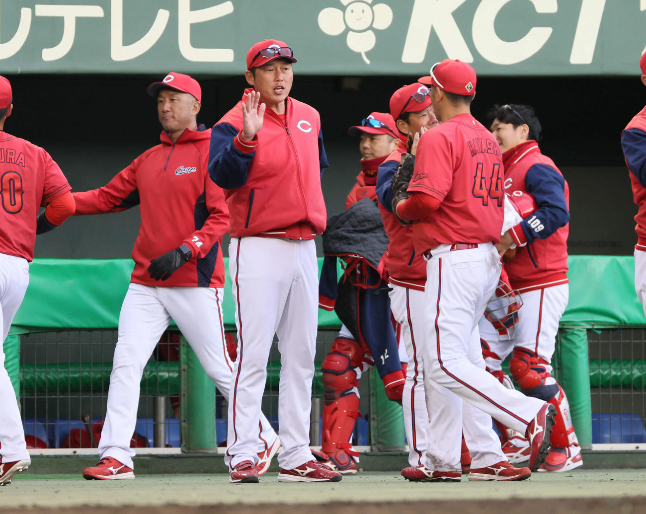 楽天対広島　林を迎える新井監督（中央）（撮影・加藤孝規）