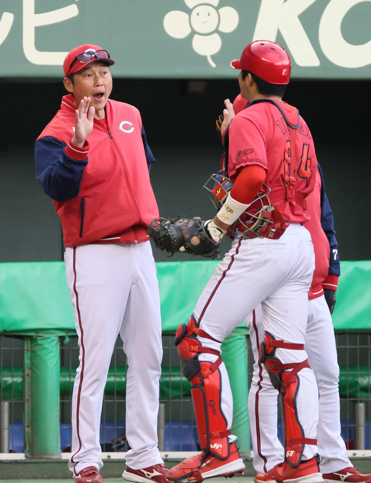 楽天対広島　高木を迎える新井監督（左）（撮影・加藤孝規）