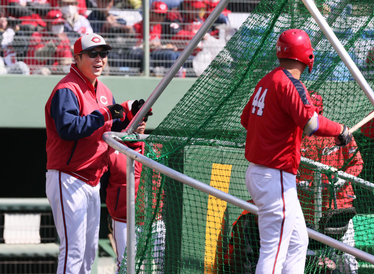 楽天対広島　試合前練習中、広島林（右）にアドバイスする新井監督（撮影・加藤孝規）
