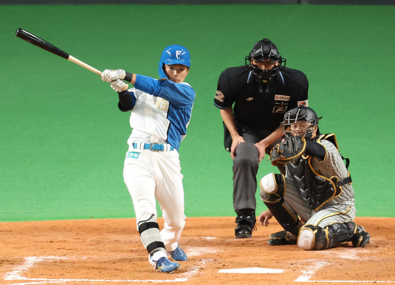 日本ハム対阪神　5回裏日本ハム2死一塁、水野は適時二塁打を放つ（撮影・佐藤翔太）