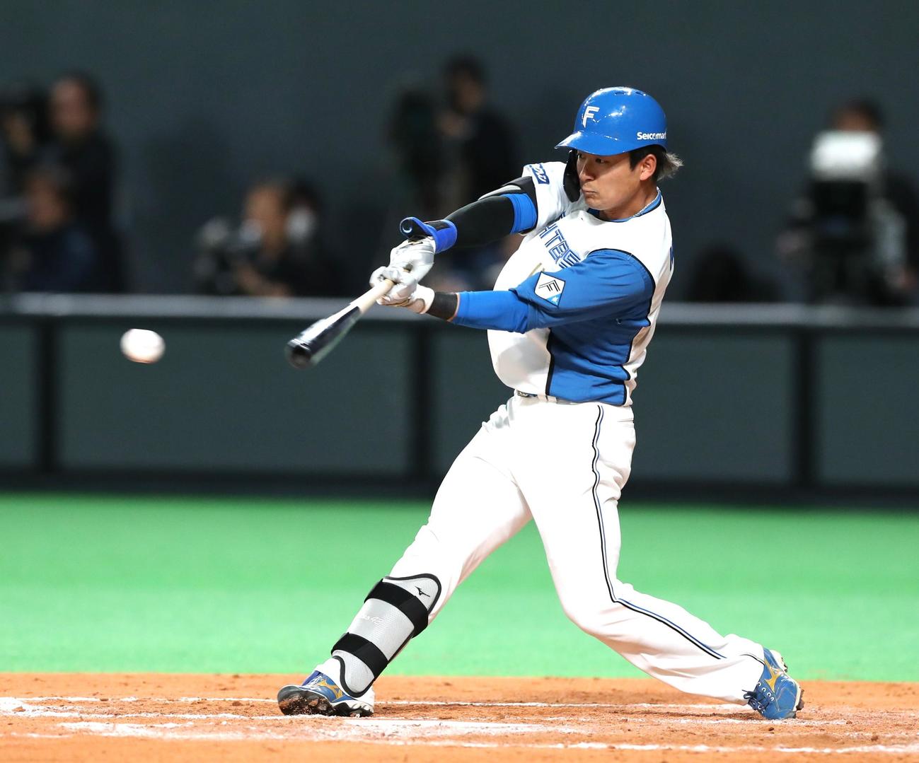 日本ハム対阪神　7回裏日本ハム1死一、二塁、中前適時打を放つ水野（撮影・黒川智章）