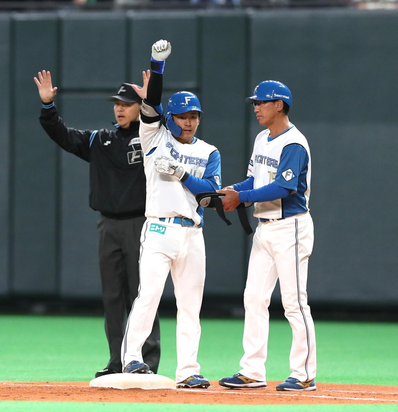 日本ハム対阪神　7回裏日本ハム1死一、二塁、中前適時打を放ちガッツポーズの水野（撮影・黒川智章）