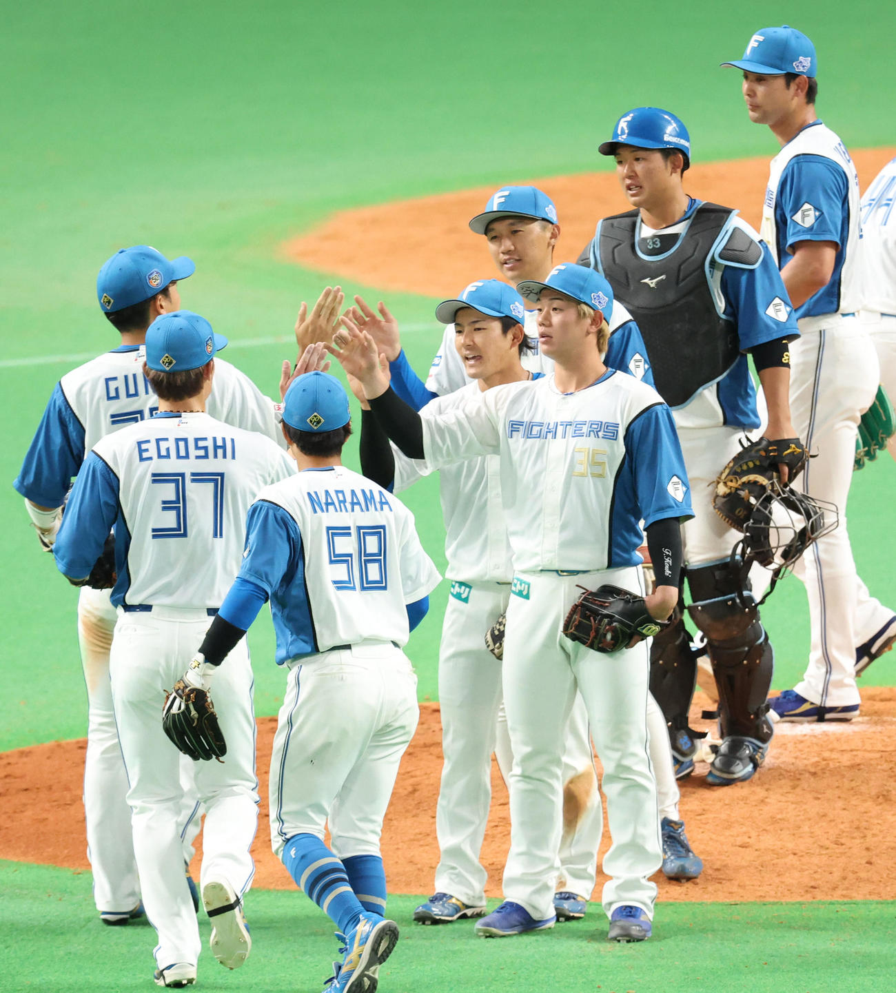 日本ハム対阪神　阪神に逆転勝利し郡司（左）とタッチをする水野らナイン（撮影・佐藤翔太）