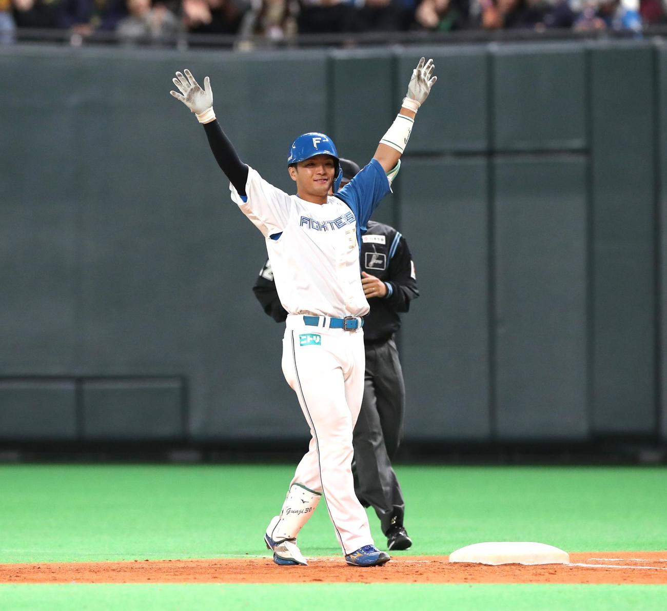 日本ハム対阪神　7回裏日本ハム2死一、二塁、右前2点適時打を放ちポーズをとる郡司（撮影・黒川智章）