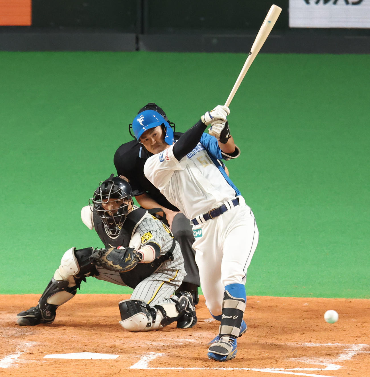 日本ハム対阪神　7回裏日本ハム1死満塁、今川は左前適時打を放つ（撮影・佐藤翔太）