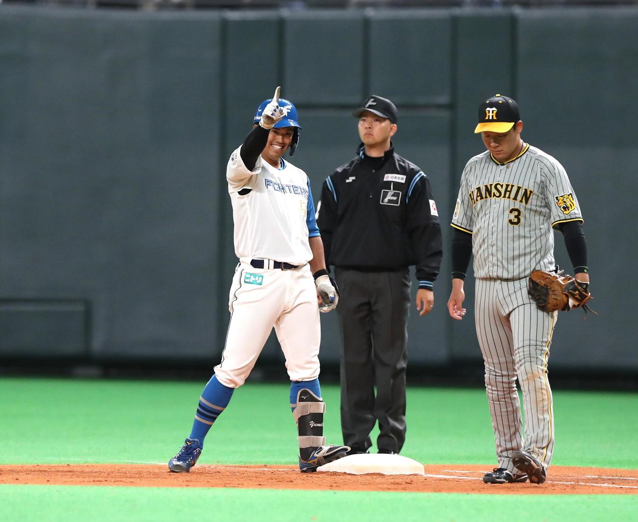 日本ハム対阪神　7回裏日本ハム1死満塁、左前2点適時打を放ち「執念ポーズ」の今川（撮影・黒川智章）