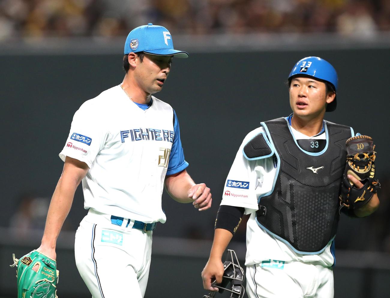 日本ハム対阪神　6回表、2失点し進藤（右）と話ながら引き揚げる上原（撮影・黒川智章）