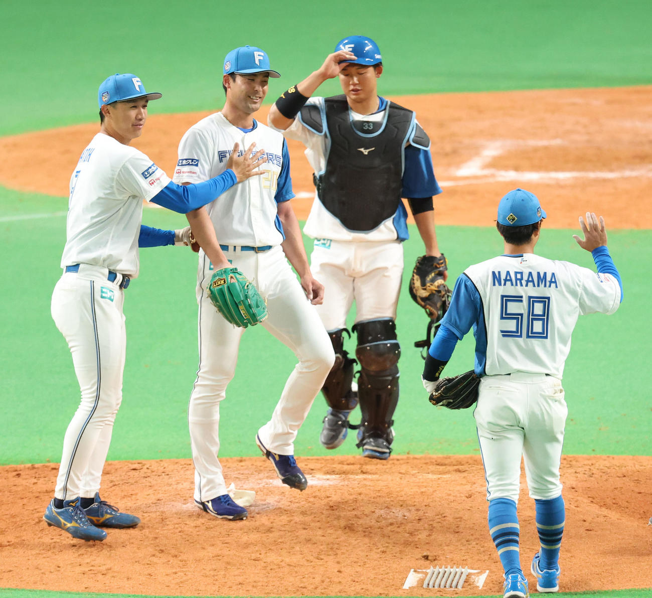 日本ハム対阪神　阪神に逆転勝利しナインと喜び合う日本ハム上原（左から2人目）（撮影・佐藤翔太）