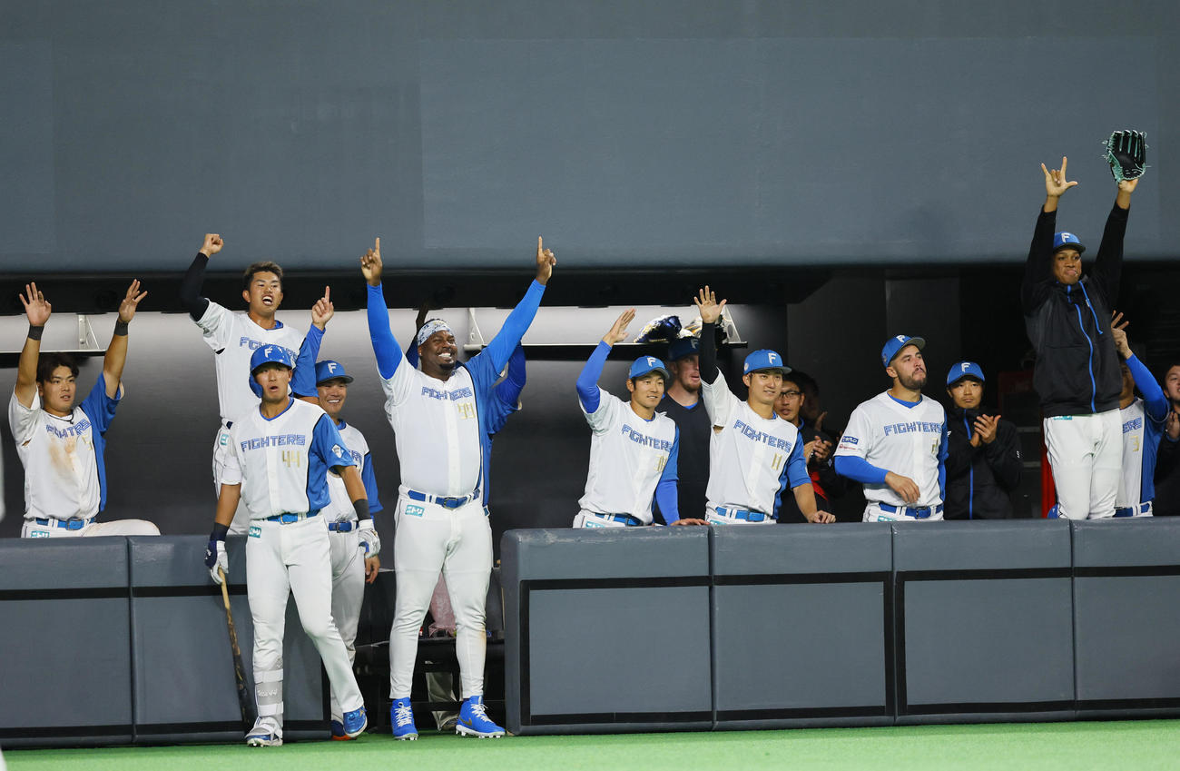 日本ハム対阪神　7回裏日本ハム2死二、三塁、郡司の逆転2点適時打を放つに喜ぶ日本ハムベンチ（撮影・藤尾明華）