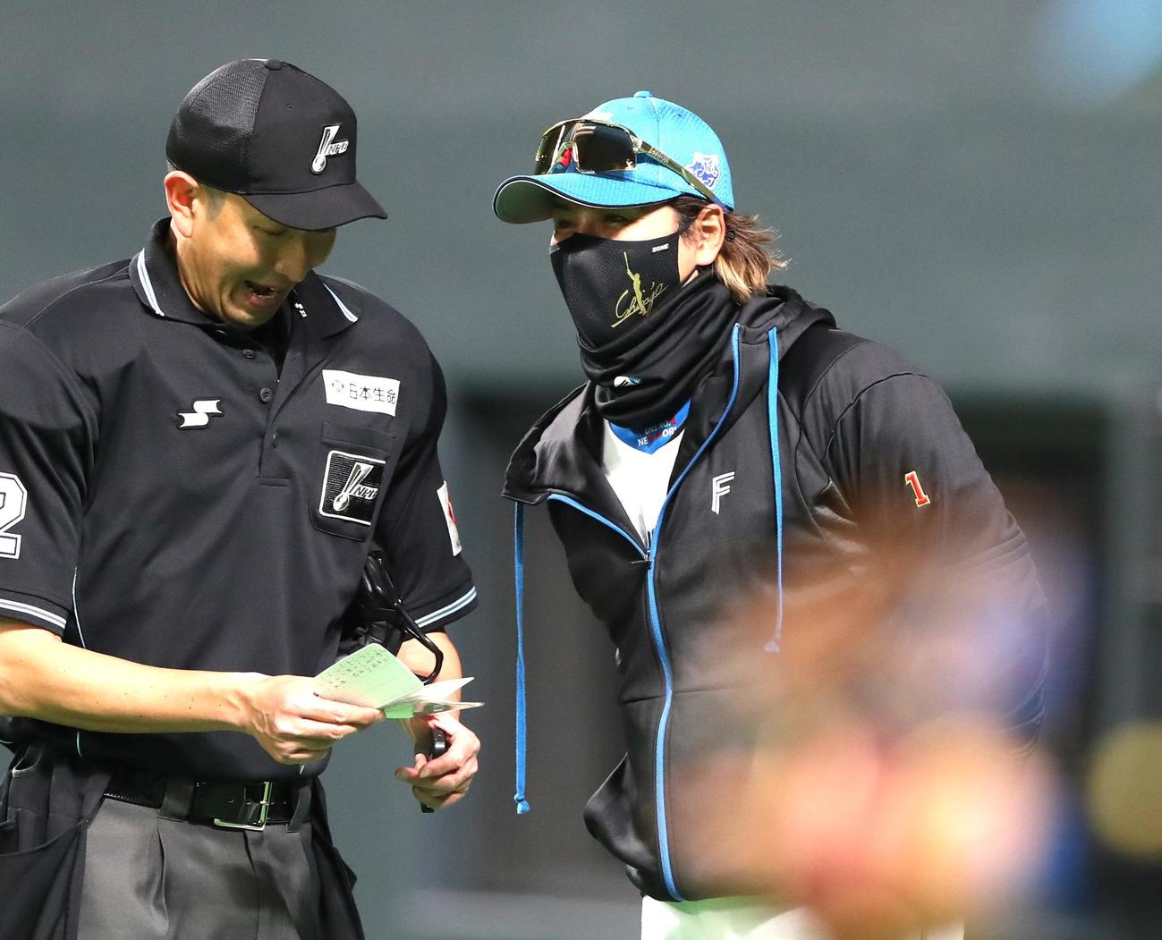 日本ハム対阪神　選手交代を告げる新庄監督（撮影・黒川智章）