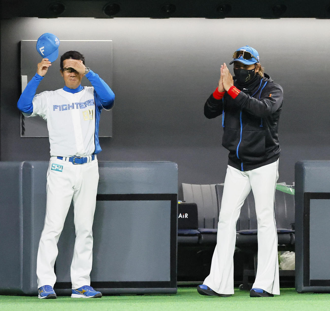 日本ハム対阪神　試合を終え、阪神ベンチに向かって手を合わせる日本ハム新庄監督（右）（撮影・藤尾明華）
