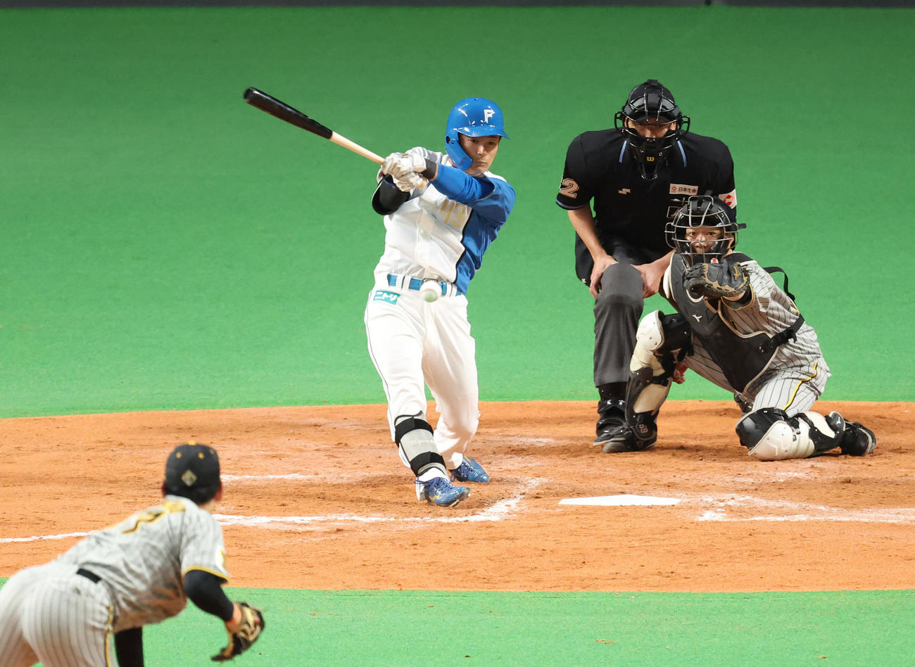 日本ハム対阪神　7回裏日本ハム1死一、二塁、水野は中前適時打を放つ。投手は及川（撮影・佐藤翔太）