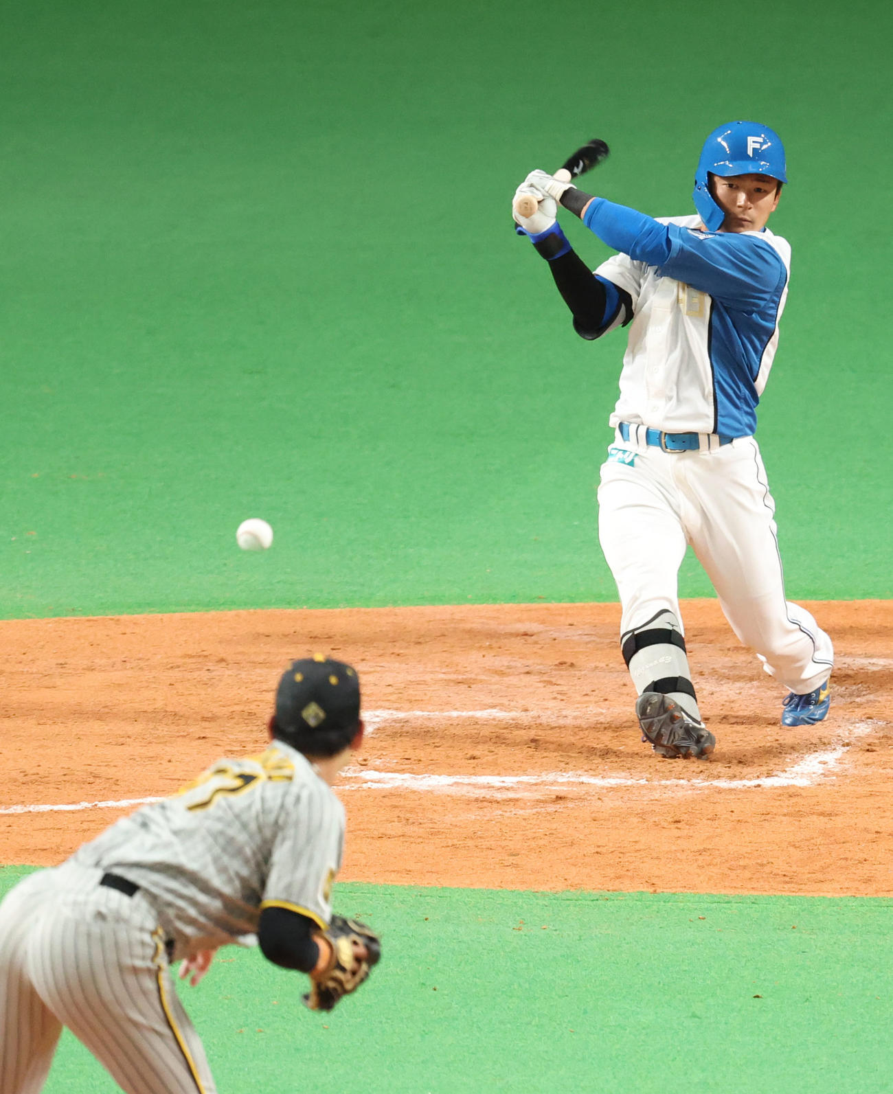 日本ハム対阪神　7回裏日本ハム1死一、二塁、水野は中前適時打を放つ。投手は及川（撮影・佐藤翔太）