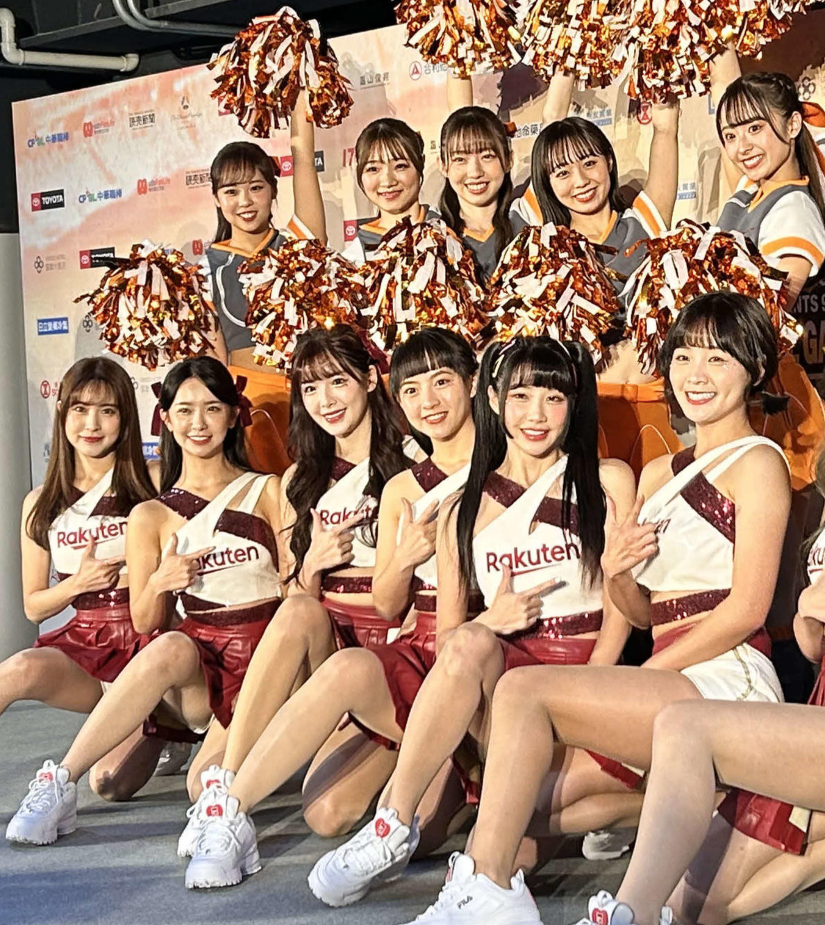 笑顔を見せる楽天ガールズとヴィーナス