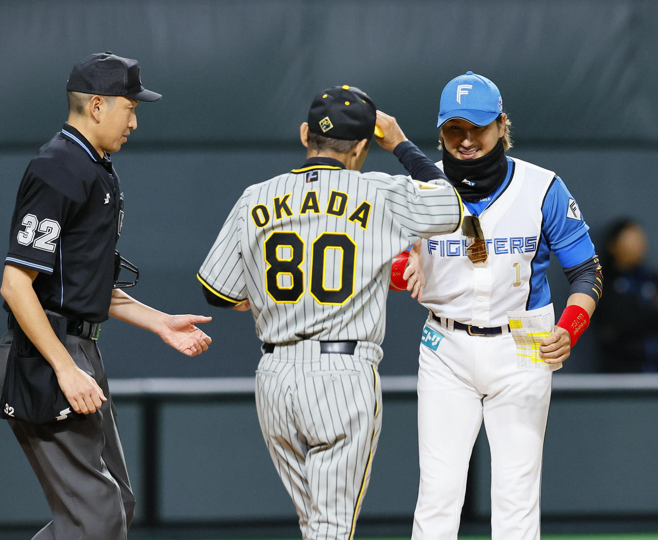 日本ハム対阪神　メンバー表交換で阪神岡田監督と握手を交わす日本ハム新庄監督（撮影・藤尾明華）