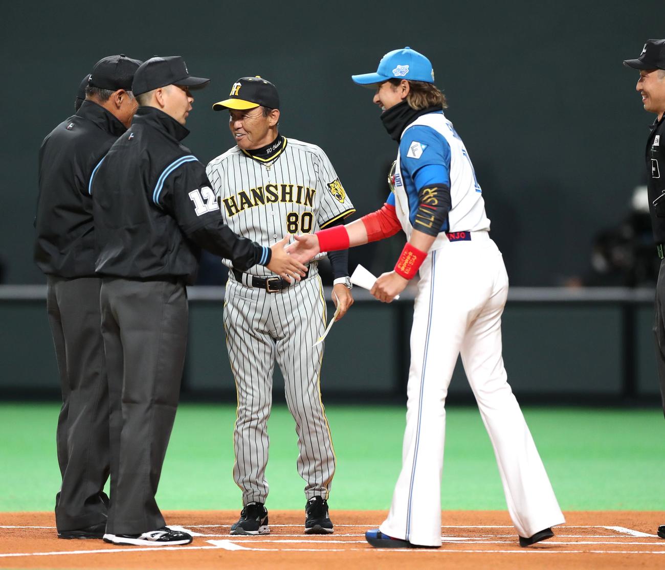 日本ハム対阪神　メンバー表交換する岡田監督と新庄監督（撮影・黒川智章）