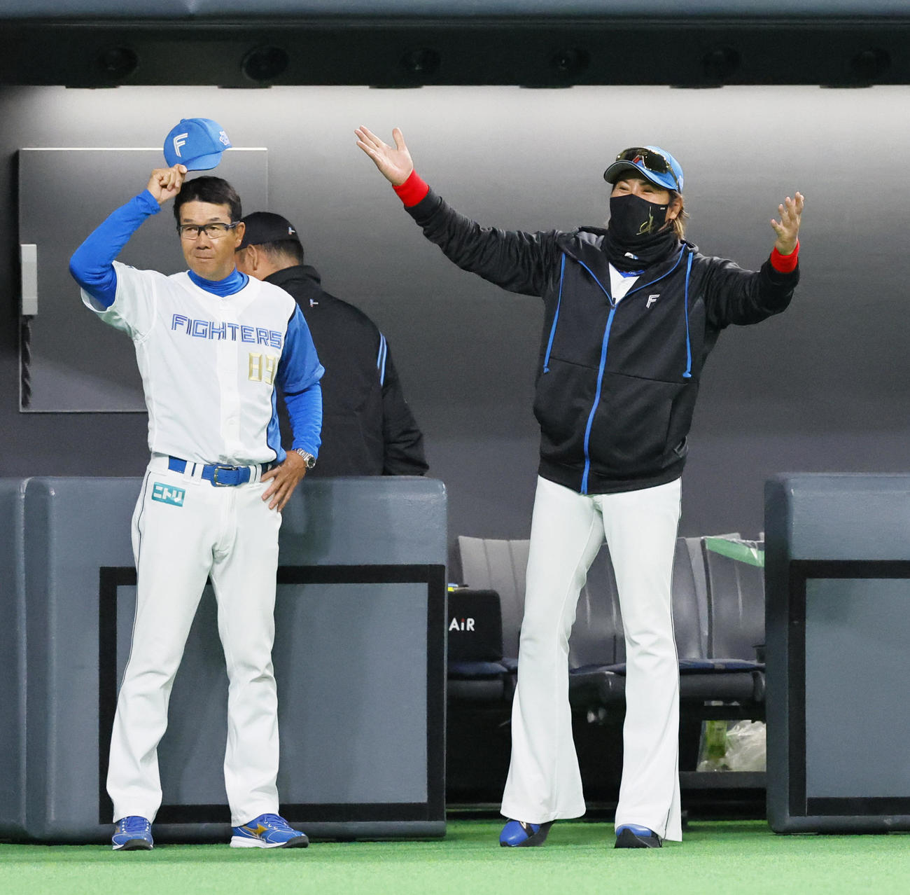 日本ハム対阪神　試合を終え、阪神ベンチに向かって両手を広げる日本ハム新庄監督（右）（撮影・藤尾明華）