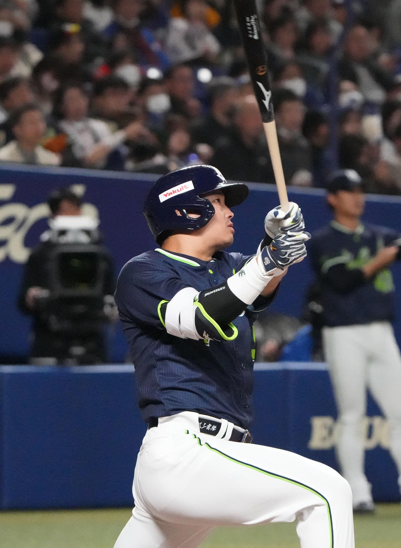 中日対ヤクルト　1回表ヤクルト2死一塁、右越え2点本塁打を放つ村上（撮影・森本幸一）
