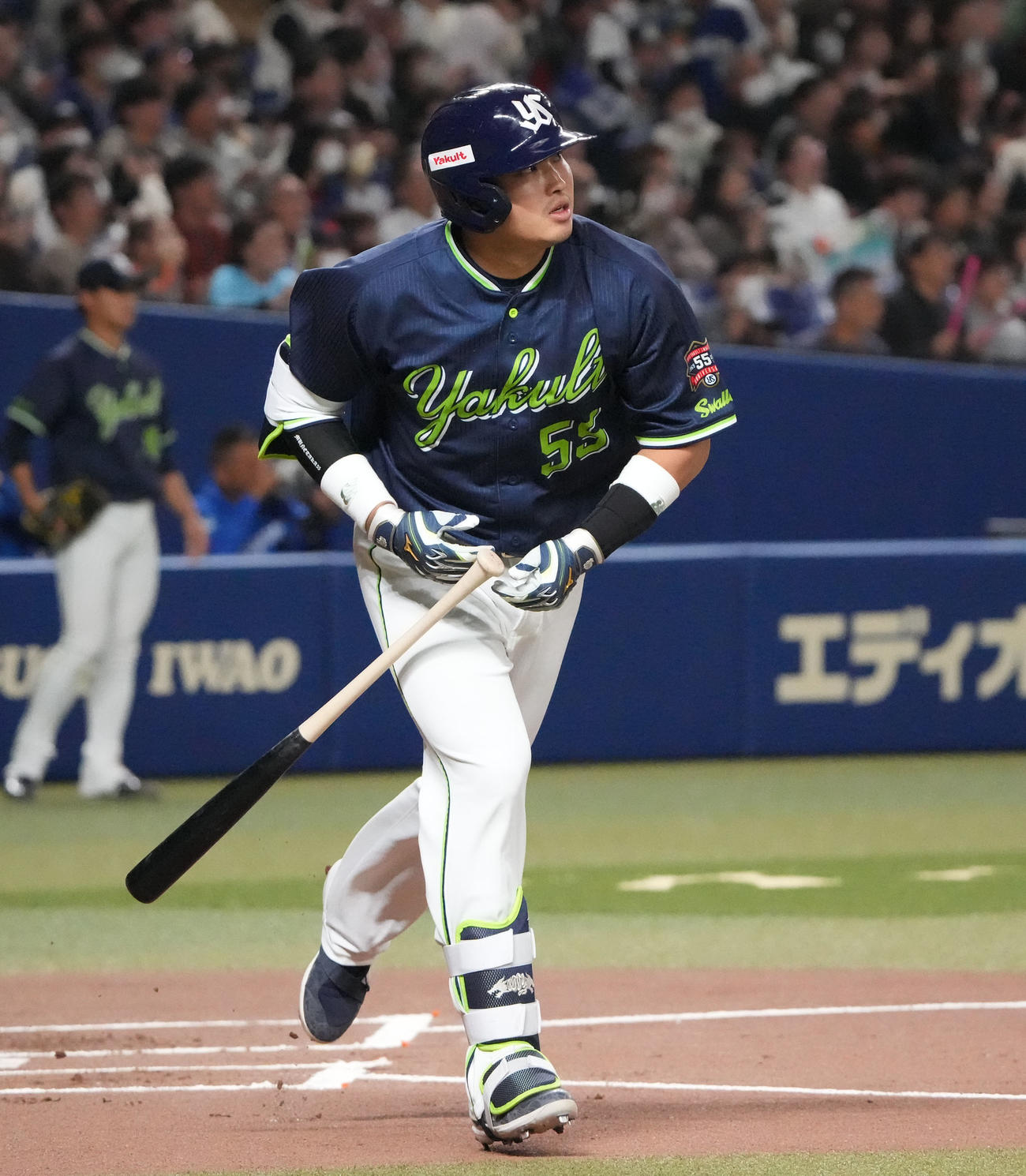 中日対ヤクルト　1回表ヤクルト2死一塁、右越え2点本塁打を放つ村上（撮影・森本幸一）
