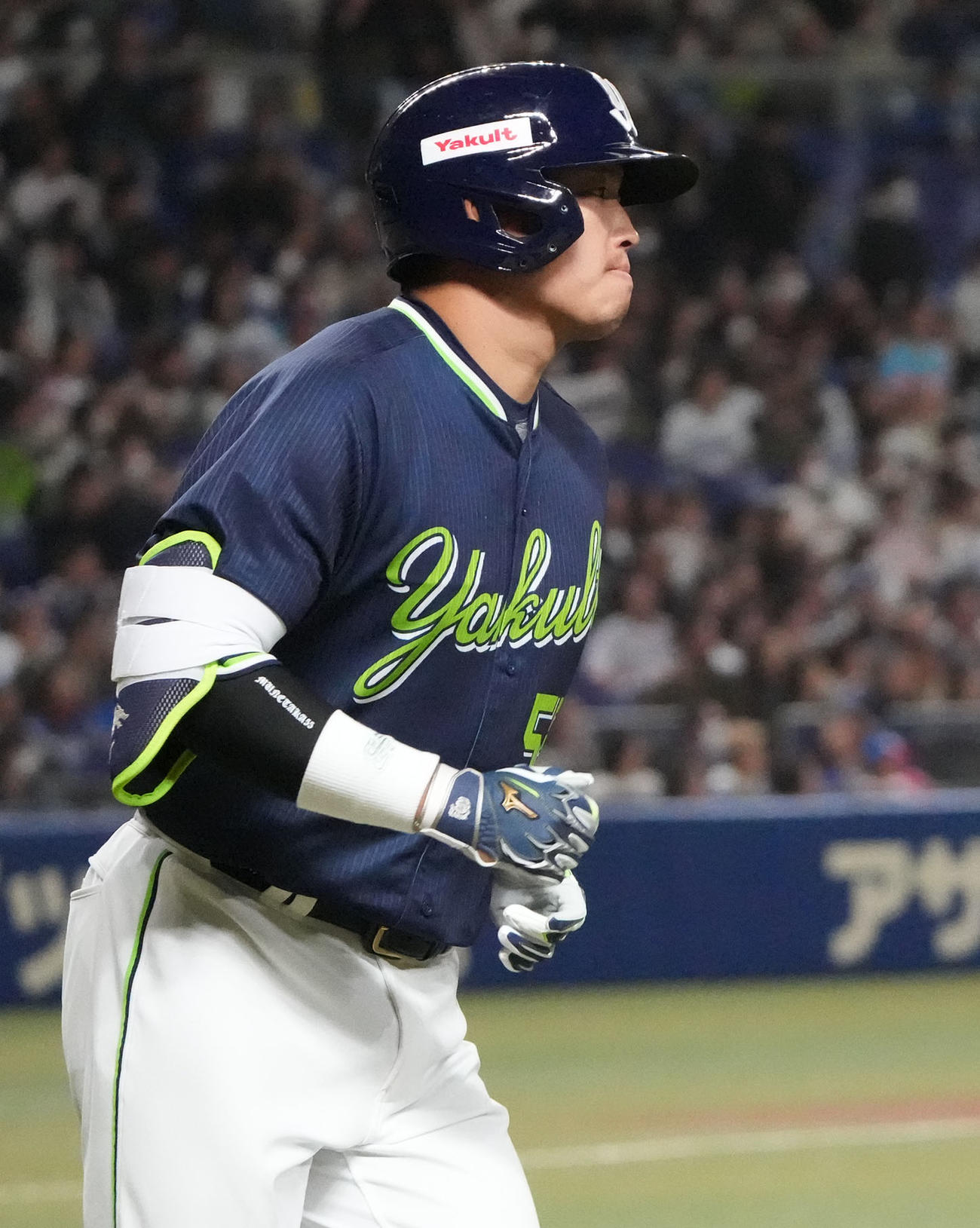中日対ヤクルト　1回表ヤクルト2死一塁、右越え2点本塁打を放った村上（撮影・森本幸一）