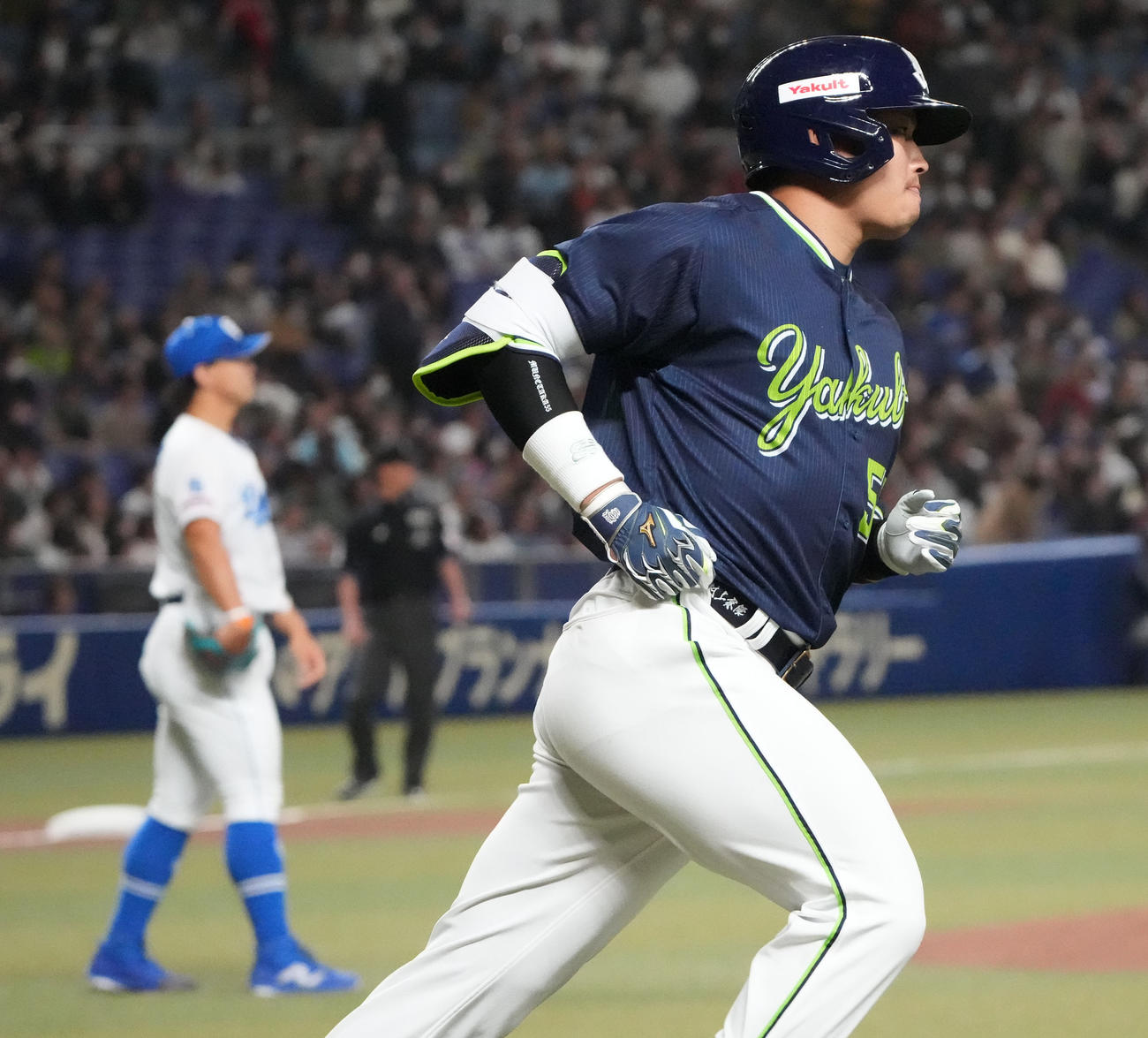 中日対ヤクルト　1回表ヤクルト2死一塁、右越え2点本塁打を放った村上（右）左は小笠原（撮影・森本幸一）