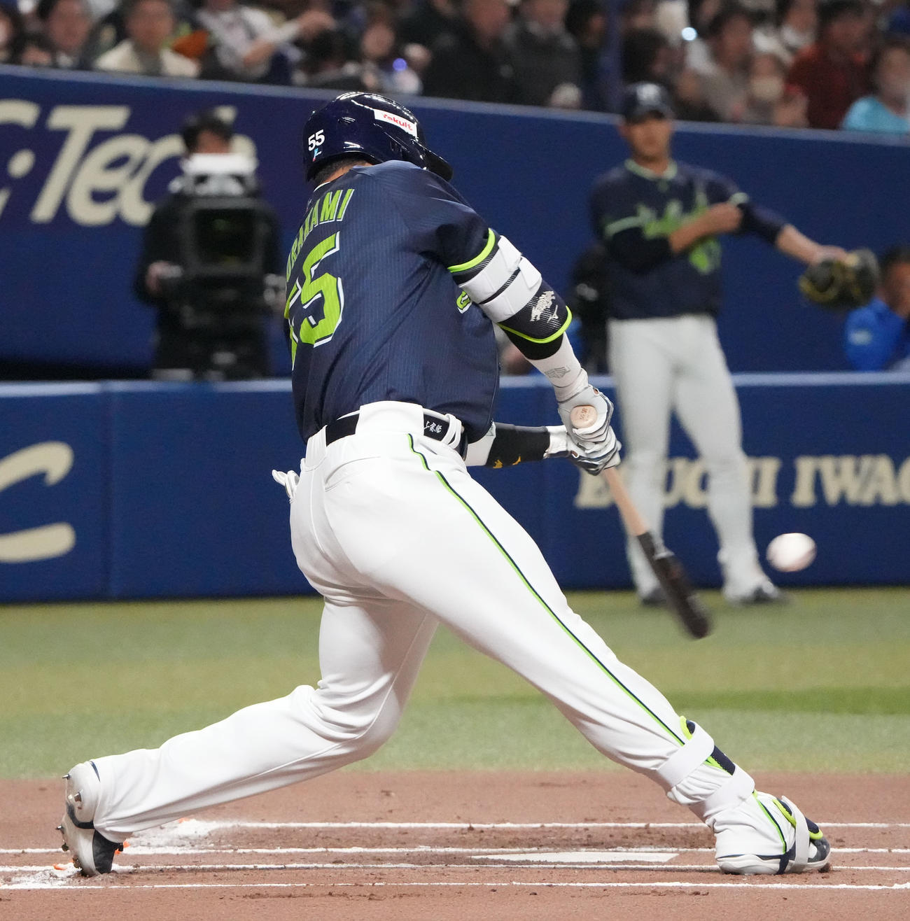 中日対ヤクルト　1回表ヤクルト2死一塁、右越え2点本塁打を放つ村上（撮影・森本幸一）