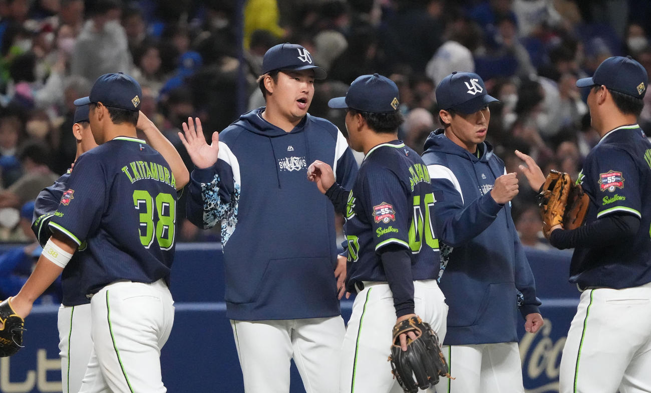中日対ヤクルト　試合終了、ナインを迎える村上（左から3人目）（撮影・森本幸一）